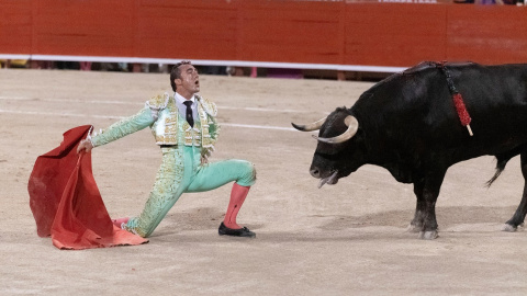 David Fandila frente a un toro en la plaza de Palma de Mallorca. / EFE - CATI CLADERA