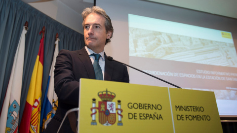 El ministro de Fomento, Iñigo de la Serna, durante un acto en Santander. EFE/ Pedro Puente Hoyos