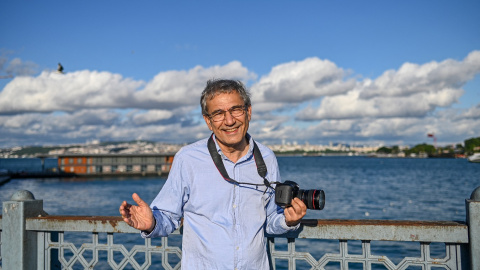 El escritor turco y premio Nobel Orhan Pamuk posa en el puente de Gálata, en una imagen de archivo de mayo de 2020, en Estambul