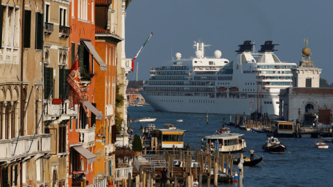 Crucero navegando por la laguna de Venecia. REUTERS