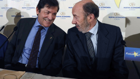 El exdirigente socialista Alfredo Pérez Rubalcaba, con el presidente de Asturias, Javier Fernández, en un desayuno informativo, organizado por Nueva Economía Fórum. EFE/Fernando Alvarado