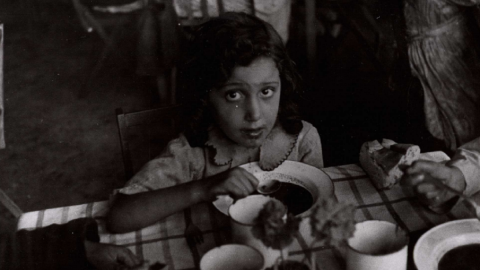 Niños atendidos en los comedores de Auxilio Social, fotografiados por Gil del Espinar