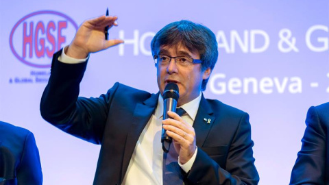 El expresidente de la Generalitat de Cataluña Carles Puigdemont interviene durante su participación en el Foro Crans Motana, que se celebra hasta mañana en Ginebra, Suiza, hoy, 25 de octubre de 2018. EFE/ Martial Trezzini