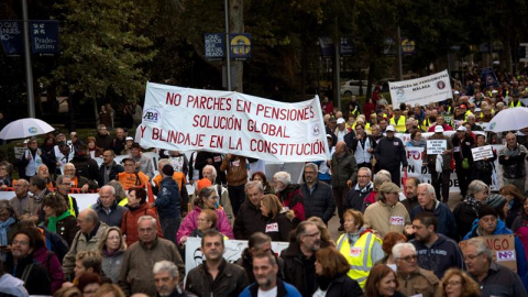 Asistentes a la manifestación manifestación convocada hoy por centenar de colectivos y plataformas sociales bajo el lema ‘Si nos movemos, lo cambiamos todo’ que ha finalizado en la Puerta del Sol. EFE/Luca Piergiovanni