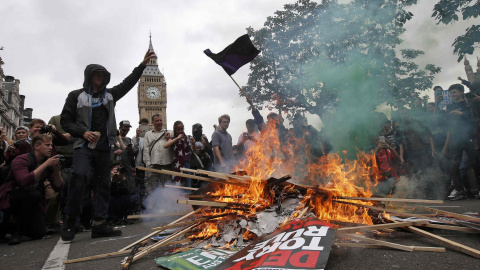 Los manifestantes queman pancartas durante la protesta en Londres. REUTERS/Peter Nicholls