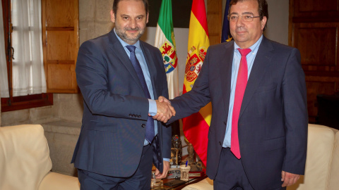 El presidente de la Junta de Extremadura, Guillermo Fernández Vara, se reúne con el ministro de Fomento, José Luis Ábalos. JERO MORALES/EFE