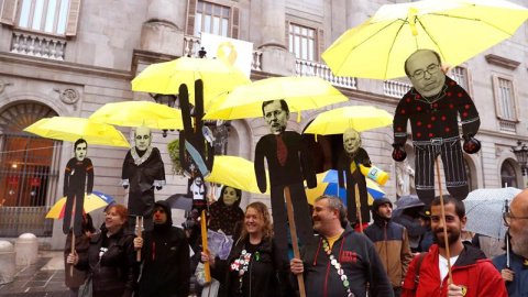 Participantes en una movilización convocada por los Comités de Defensa de la República (CDR) en la plaza Sant Jaume de Barcelona, en el primer aniversario de la declaración unilateral de independencia aprobada por el Parlament, para exigir 