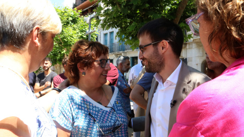 Joan Plana amb l'exconsellera Dolors Bassa en primer terme a la roda de premsa de Roses