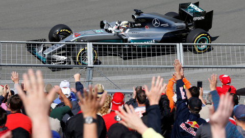 Lewis Hamilton saluda a los aficionados congregados en el circuito de Montreal. /REUTERS