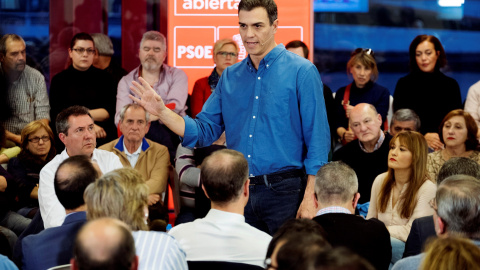 El secretario general del PSOE, Pedro Sánchez, junto con la secretaria general del PSOE de Sevilla, Verónica Pérez, durante la asamblea abierta a militantes y simpatizantes del partido en Sevilla. EFE/ Pepo Herrera