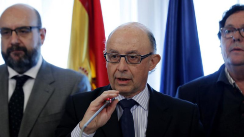 El ministro de Hacienda y Función Pública, Cristóbal Montoro , junto al presidente de la Central Sindical Independiente y de Funcionarios (CSIF), Miguel Borra , y el secretario general de la Federación de Servicios Públicos de UGT (FeSP-UGT