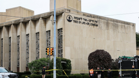 Imágenes del cordón policial en la sinagoga de Pittsburgh tras un ataque con armas que ha terminado con la muerte de once personas. JOHN ALTDORFER/REUTERS