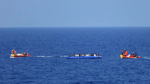 11/08/2019.- El barco humanitario Ocean Viking a otras 81 personas frente a las costas de Libia, su tercera operación de salvamento en tres días, que eleva a 251 la cifra de rescatados. / EFE