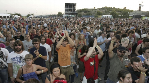 Numerosos asistentes a la jornada inaugural del Festival Internacional de Benicassim, (FIB) que se inició con pinchadiscos peruano Aldo Linares y siguió con las actuacionesel de Krakovia , Nada Surf, Single, Facto Delafé y las Flores Azules