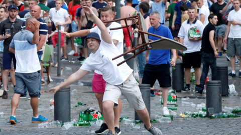 Un aficionado inglés lanza una silla durante el enfrentamientos entre ingleses y rusos de cara al primer partido de ambos equipos en la Eurocopa de Francia. Marsella, Francia. EFE/EPA/Guillaume Horcajuelo