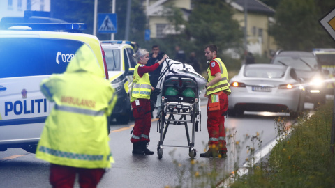 10/08/2019.- Los médicos trasladan a un herido en un tiroteo en una mezquita de Oslo. / EFE