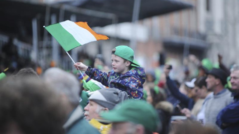 Un niño porta una bandera de Irlanda durante la celebración de la festividad de San Patricio. EFE/Aidan Crawley