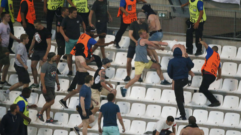 Ultras rusos golpean a hinchas ingleses en las gradas del estadio Vélodrome. /REUTERS