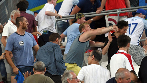 Un hincha radical golpea a otro en la cara en los disturbios en las gradas del estadio Vélodrome tras el Inglaterra-Rusia. /EFE