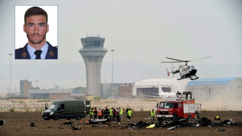 Los restos del F-18 del teniente Fernando Pérez, que se estrelló en la maniobra de despegue, en el base aérea de Torrejón (Madrid). EFE