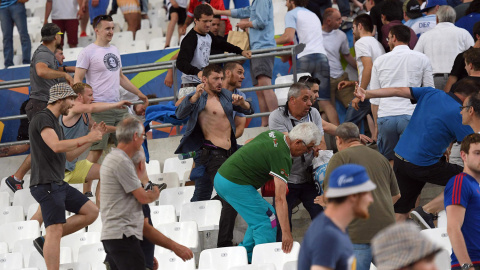 Ultras rusos caminan por las gradas del estadio Vélodrome en busca de ingleses. /EFE