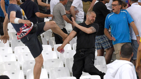 Un hincha inglés propina una patada a otro subido a un asiento del estadio Vélodrome de Marsella. /EFE