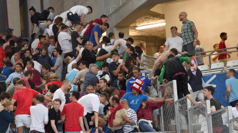 Hinchas radicales saltan una de las vallas que separan las gradas del estadio Vélodrome. /EFE