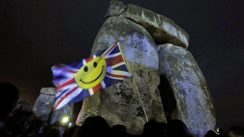 Más de 20.000 personas se han congregado este domingo en el conjunto megalítico de Stonehenge, situado en el suroeste de Inglaterra, para celebrar el solsticio de verano, la noche más corta del año según informó la Policía del condado de Wi