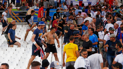 Dos ultras se encaran con otro grupo de aficionados en las gradas del Vélodrome. /REUTERS