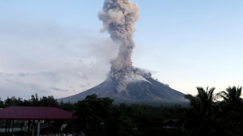 Vista del volcán Mayon mientras entra en erupción nuevamente en la ciudad de Daraga, provincia de Albay. - EFE