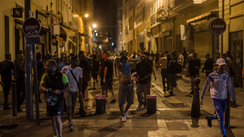 Un grupo numeroso de ultras por las calles de Marsella anoche. /EFE