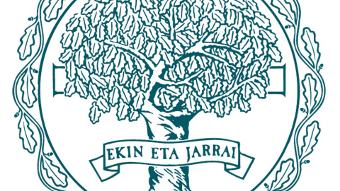 5/6/23 El escudo con el lema de la Euskaltzaindía, la Real Academia Vasca: 'Ekin eta jarrai' ['Insistencia ycontinuidad'].