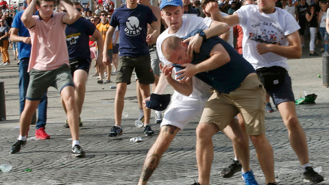 Dos ultras golpean a puñetazos a otro en plena calle en Marsella. /REUTERS