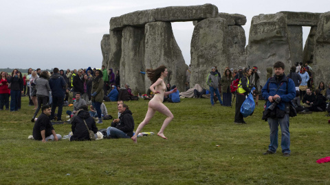 Desde hace varias décadas, es tradición en Inglaterra acudir a este complejo para celebrar la llegada del verano, por lo que se permite el acceso al anillo que forman las piedras a todos aquellos que acudan a esta fiesta anual./ REUTERS/Kie