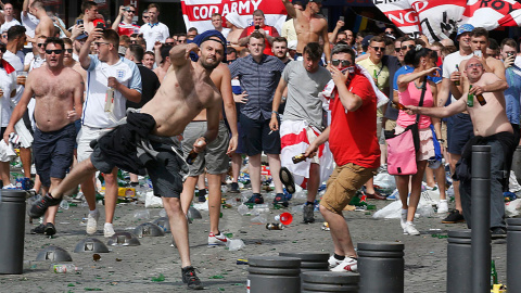 Hooligans ingleses lanzan botellas vacías en las calles de Marsella antes del Inglaterra-Rusia. /REUTERS