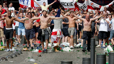 Una hilera de ultras ingleses desafían a la Policía por las calles de Marsella. /REUTERS