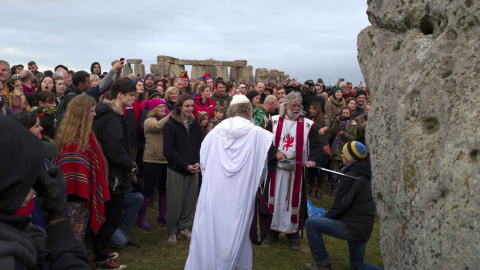 Jefe Druida Arthur Pendragon ( segundo R ) celebra el solsticio de verano en Stonehenge. Los druidas forman forman una orden religiosa pagana que creen que Stonehenge era un centro de espiritualismo hace más de 2.000 años./ REUTERS/Kieran D