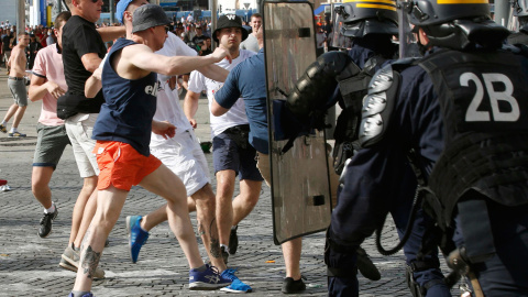 Ultras ingleses dan patadas a los escudos de los antidisturbios ayer por la tarde en Marsella. /REUTERS