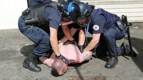 Un ultra sometido en el suelo por tres agentes antidisturbios en Marsella. /REUTERS