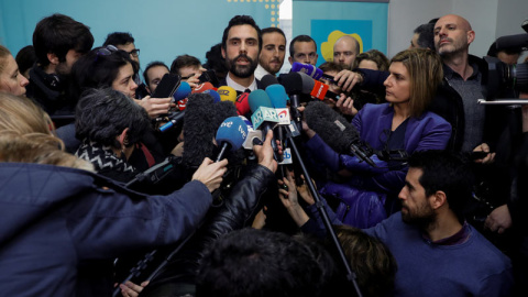 Roger Torrent se dirige a los medios en Bruselas tras reunirse con Puigdemont. | YVES HERMAN (REUTERS)