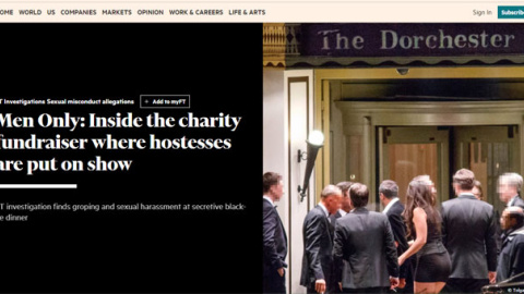 Captura del reportaje del 'Financial Times' en la que se puede ver a una de las jóvenes contratadas junto a varios invitados en la puerta del hotel donde se celebró la gala.