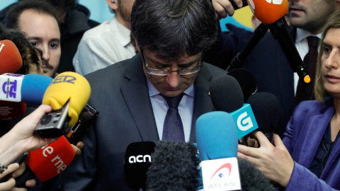 Puigdemont habla con los periodistas en Bruselas tras su encuentro con Roger Torrent. | YVES HERMAN (EFE)