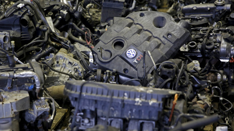 Motores Volkswagen diesel TDI amontonados en un desguace en  Bosnia-Herzegovina. REUTERS/Dado Ruvic