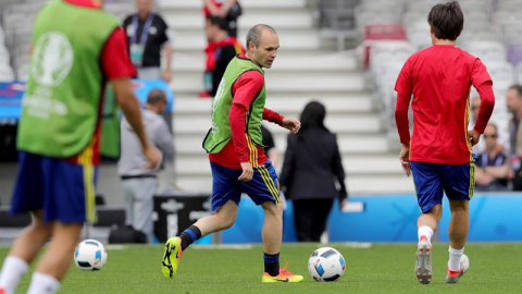 Andrés Iniesta en el entrenamiento de ayer en el estadio de Toulouse. /EFE