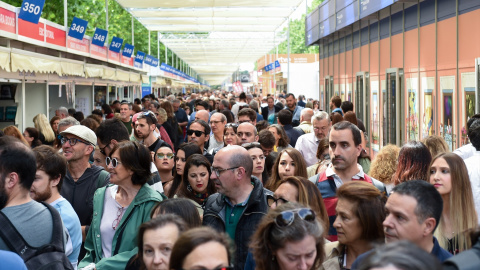 Numerosas personas asisten a la Feria del Libro de Madrid 2023, a 27 de mayo de 2023.