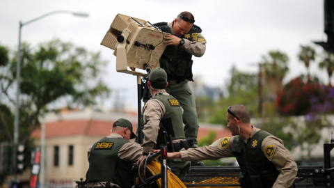 Agentes del condado de Los Angeles vigilan el desfile del Orgullo Gay. / REUTERS