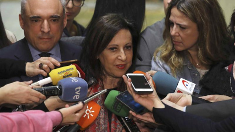 La portavoz del PSOE en el Congreso Margarita Robles, realiza declaraciones a su llegada a la Comisión para la evaluación y la modernización del Estado autonómico. EFE/Ballesteros