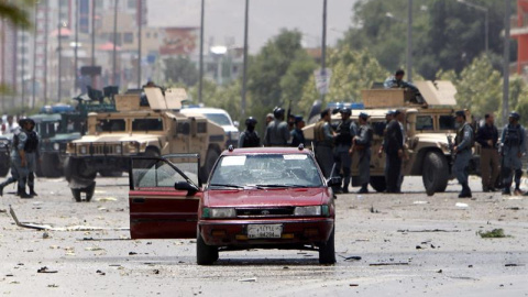 Miembros de las fuerzas de seguridad afganas refuerzan los alrededores del Parlamento en Kabul. EFE/Hedayatullah Amid