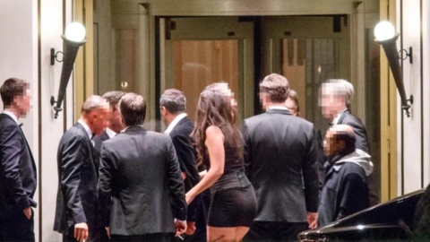 Fotografía del 'Financial Times' en la que se puede ver a una de las jóvenes contratadas junto a varios invitados en la puerta del hotel donde se celebró la cena machista en Londres. FT/Tolga Akmen