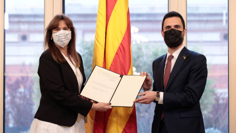 La presidenta del Parlament, Laura Borràs, rep de mans de l'expresident Roger Torrent la tradicional carta de Francesc Farreras, després de la seva proclamació.